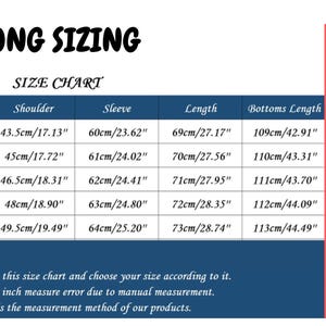 Op de afbeelding: Een maattabel met afmetingen in centimeters en inches, met de labels "LONG SIZING" en "Regular Sizing". De tabel bevat borst-, taille-, schouder-, mouw-, lengte- en broeklengtematen voor de maten S tot XXL.