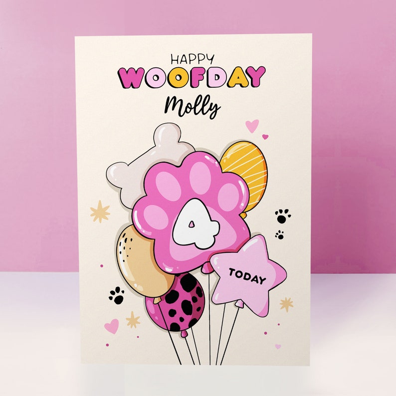 K&ouml;nnte beinhalten: Eine rosa und wei&szlig;e Geburtstagskarte mit dem Text "Happy Woofday Molly" und einer Cartoon-Illustration von ballons in Form von Pfoten mit einer Nummer 4 auf einem davon.