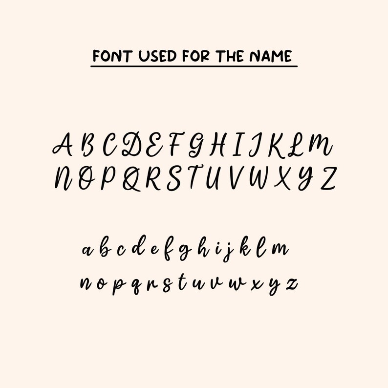 K&ouml;nnte beinhalten: Ein Schriftalphabet-Diagramm, das Gro&szlig;- und Kleinbuchstaben in handschriftlicher Form zeigt. Die Buchstaben sind in schwarzer Tinte auf wei&szlig;em Hintergrund geschrieben. Der Text &uuml;ber den Buchstaben lautet "FONT USED FOR THE NAME".