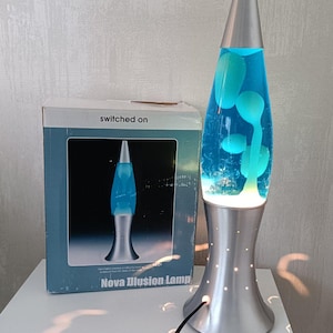 Könnte beinhalten: Ein handgefertigtes Holzschneidebrett mit natürlicher Oberfläche. Das rechteckige Brett hat eine Saftrille und einen Griff. Abmessungen: ca. 45 cm lang, 30 cm breit und 2,5 cm dick.