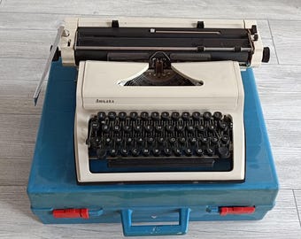 Máquina de escribir Lyubava Vintage. Máquina de escribir funcional. Estuche original. En excelente estado. Máquina de escribir con fuente en alfabeto ruso.