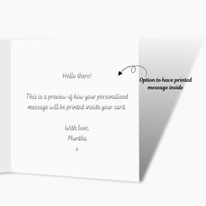 Pu&ograve; includere: Biglietto di auguri bianco aperto, con il testo "Hello there!". Mostra un'anteprima di un messaggio personalizzato, oltre a "With love, Muntha x" e un'opzione per un messaggio stampato all'interno.