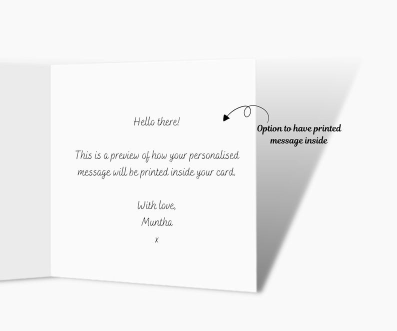 Pu&ograve; includere: Biglietto di auguri bianco aperto, con il testo "Hello there!". Mostra un'anteprima di un messaggio personalizzato, oltre a "With love, Muntha x" e un'opzione per un messaggio stampato all'interno.