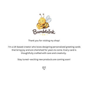 Pu&ograve; includere: Sfondo bianco con il logo BumbleInk Co., un'ape dei cartoni animati che tiene un cuore. Il testo recita "Grazie per aver visitato il mio negozio!" e descrive i biglietti di auguri personalizzati del creatore.