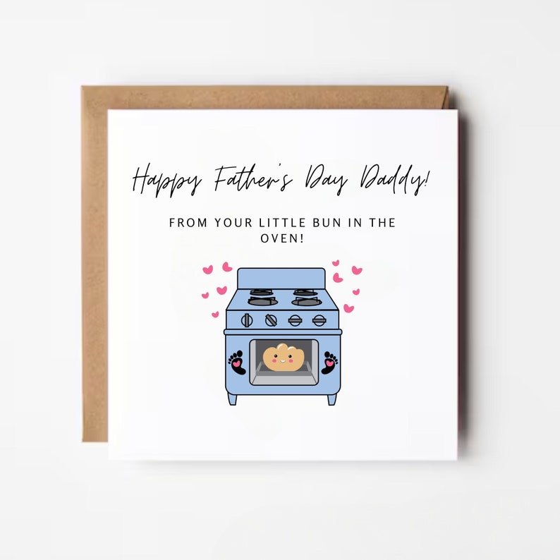 Pu&ograve; includere: Biglietto per la festa del pap&agrave; con un'illustrazione di forno azzurro, un panino dei cartoni animati e accenti a forma di cuore rosa. Il testo recita "Happy Father's Day Daddy! From your little bun in the oven!" su sfondo bianco.