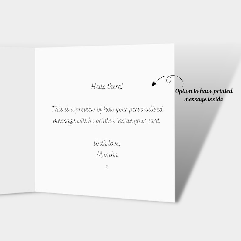 K&ouml;nnte beinhalten: Eine wei&szlig;e Karte mit einer handschriftlichen Nachricht, die lautet: "Hello there! This is a preview of how your personalized message will be printed inside your card. With love, Muntha x" und ein Pfeil, der auf den Text "Option to have printed message inside" zeigt.
