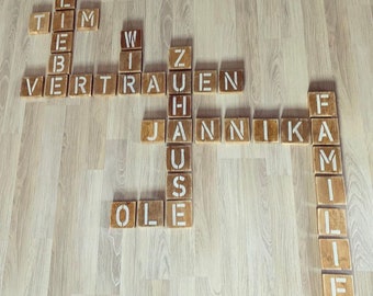 Scrabble Buchstaben Wandbild bestehend aus jeweils 1x ca.10x10x2cm Altholzplatte mit Loch auf der Rückseite zum aufhängen. Farbe: Eiche weiß