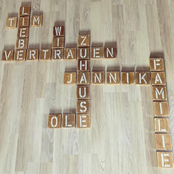 Scrabble Buchstaben Wandbild bestehend aus jeweils 1x ca.10x10x2cm Altholzplatte mit Loch auf der Rückseite zum aufhängen. Farbe: Eiche weiß