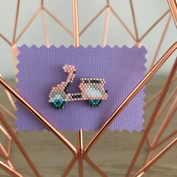 Pin's "scooter" en perles Miyuki, broche moto