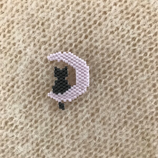 Broche pin's "chat et lune" en perles de verre