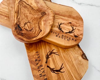 Personalisiertes Schneidebrett aus Olivenholz | Personalisierte Charcuterie- und Servierbretter | Handmade Kitchen Geschenke | Rustikales Hochzeitsgeschenk