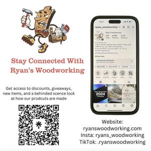 K&ouml;nnte beinhalten: Ein Smartphone zeigt das Instagram-Profil ryans_woodworking mit einer Cartoon-Holzplankenfigur, die Werkzeuge h&auml;lt. Der Text lautet Stay Connected With Ryan's Woodworking, enth&auml;lt einen QR-Code sowie Website- und Social-Media-Adressen.