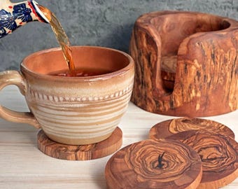 Set van 6 rustieke olijfhouten onderzetters met houder | Unieke geschenken| Housewarmingcadeaus| Rustieke houten onderzetters| Handgemaakte onderzetters| Onderzetterset