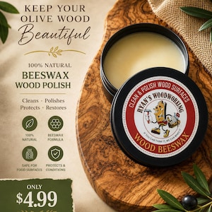 K&ouml;nnte beinhalten: Eine runde schwarze Dose mit 100% nat&uuml;rlicher Bienenwachs-Holzpolitur von Ryan's Woodworking mit cremefarbenem Wachs im Inneren. Das Etikett zeigt eine Zeichentrickfigur und den Text Clean & Polish Wood Surfaces und Wood Beeswax.