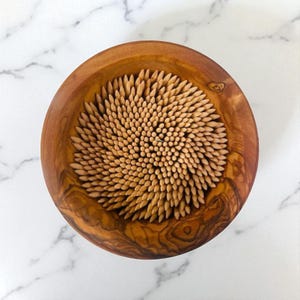 Bloque de cuchillos circular de madera de olivo / Portacuchillos redondo de madera / Almacenamiento de cocina rústico hecho a mano / Regalo de chef / Organizador de encimera único