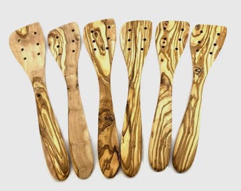 Pfannenwender aus Olivenholz mit Bohrungen | Handmade geschlitzt Koch Utensilien | Rustikale Küchengeräte | Natürliches Olivenholz Geschenk für Köche
