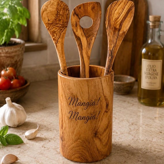 Rustikaler Olivenholz Runder Utensilienhalter | Handgemachter Küchen Organizer | Gravierte Holztheke für Löffel und Werkzeuge | Küchen Must Haves