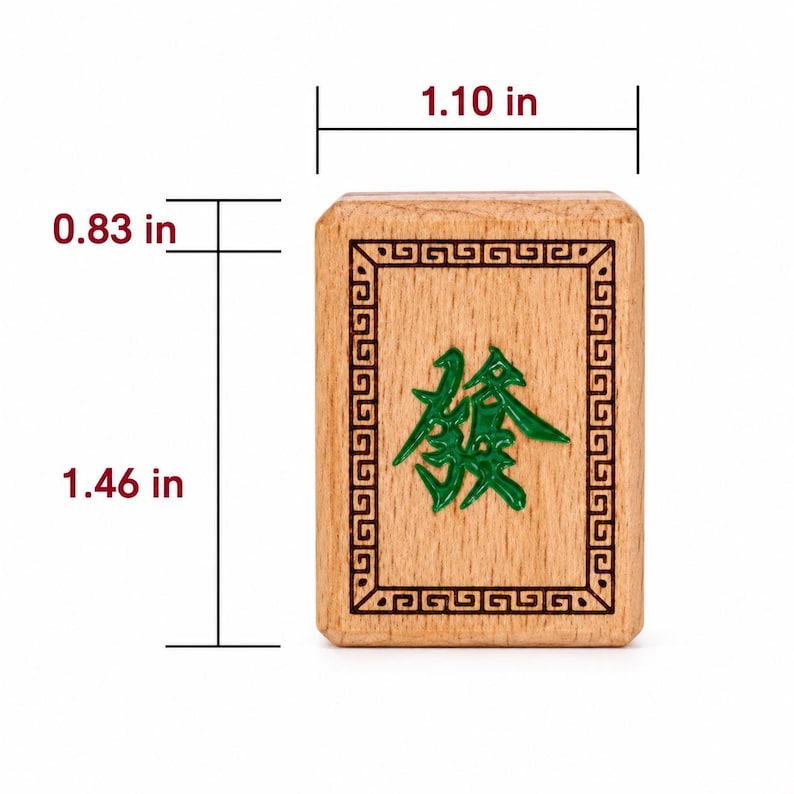 K&ouml;nnte beinhalten: Ein rechteckiger Mahjong-Spielstein aus Holz mit einem gr&uuml;nen, eingravierten chinesischen Schriftzeichen in der Mitte, umgeben von einem schwarzen geometrischen Rand. Der Stein ist 2,8 cm breit, 3,7 cm hoch und 2,1 cm dick.