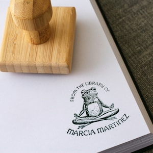 Individueller Buch Stempel Meditierender Frosch - Lotus Pose Yoga Frosch Stempel - Buchliebhaber Geschenk - Holz Stempel mit Griff - Bibliothek von - Ex Libris
