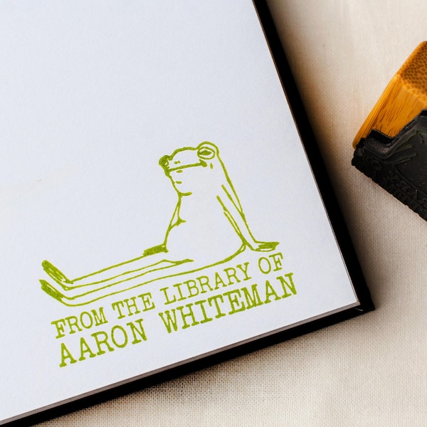 Grote aangepaste kikker boekstempel, aangepaste ex Libris-stempel, cadeau boekenliefhebber, bibliotheeknaamstempel, cadeau kikker minnaar, gepersonaliseerd bibliofiel cadeau