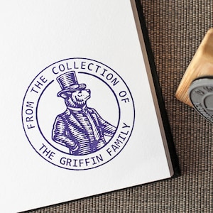 Timbro di libro personalizzato - Ex Libris - Orso elegante con cappello a cilindro - Regalo per gli amanti dei libri - Dalla Biblioteca di francobolli - Timbro di gomma della collezione familiare