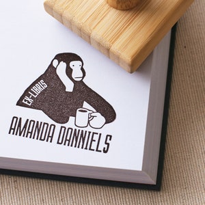 Sello de libro personalizado con mono bebiendo café - Sello de goma Ex Libris personalizado - Regalo para amantes de los libros - Adictos al café - Sello de madera con mango