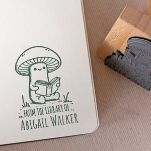 Timbro personalizzato per biblioteca • Fungo che legge un libro • Timbro in gomma con nome personalizzato • Idee regalo estetiche in stile cottagecore • Regalo per amanti dei libri per lei