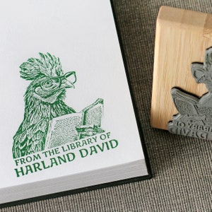 Benutzerdefinierte Hahn-Lesebuch-Stempel, Bibliothek von Stempel, Huhn-Holz montierter Stempel, Hahn-Geschenk für sie, personalisierte Bibliothek Stempel