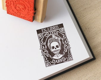 Sello de libro de patrones florales de cráneo gótico personalizado, accesorios de biblioteca personalizados, sello de goma de esqueleto de academia oscura, regalo gótico para ella