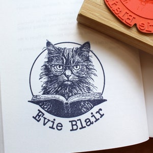 Individueller Buchstempel, Katze mit Brille Bibliothek Stempel, Personalisierte Dark Academia Gothic Aus der Bibliothek von, Ex Libris Buchliebhaber Geschenkidee