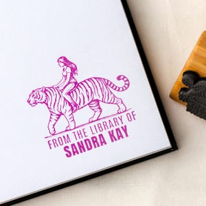 Sello de libro con nombre personalizado, grabado fino de una mujer montando un tigre / Ex libris personalizado