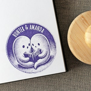 Benutzerdefinierte Zwei Geister teilen Buch Stempel, personalisierte Paar Bibliothek Stempel, Dark Academia Stempel, Buchclub Namen Stempel, Paar Geschenkideen