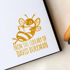 Tampon de livre personnalisé, Dessin à l'encre d'une abeille qui lit | Ex-libris de bibliothèque personnalisé Ex Libris
