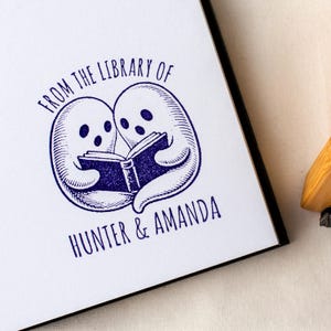 Benutzerdefinierte Zwei Geister teilen Buch Stempel, personalisierte Paar Bibliothek Stempel, Dark Academia Stempel, Buchclub Namen Stempel, Paar Geschenkideen