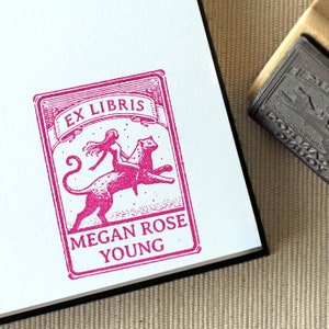 Tampon de livre personnalisé Ex Libris femme sur guépard, cadeau d'anniversaire pour amateur de livres pour elle, tampon de bibliothèque personnalisé, tampons en caoutchouc sombres universitaires