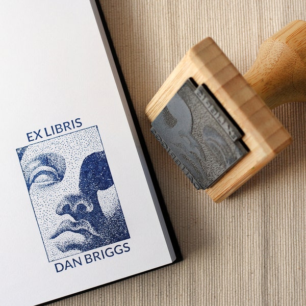 Benutzerdefinierter BUCHSTEMPEL mit Namen - Ex Libris Custom BIBLIOTHEK-Stempel - Personalisiertes Skulpturenbild auf Holz montierter Stempel - Geschenk für Buchliebhaber