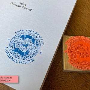Aangepaste boekstempel - twee vossen die konijn achtervolgen - uit de bibliotheek van postzegel - gepersonaliseerd cadeau boekenliefhebber - boekenhoekje - ronde boekstempel