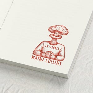 Könnte beinhalten: Ein roter Stempelabdruck auf weißem Papier mit einer Strichzeichnung einer Person, deren Kopf eine Atompilzwolke ist, die Hände sind gefaltet, darunter steht der Text EX-LIBRIS und WAYNE COLLINS in einer serifenlosen Schriftart.