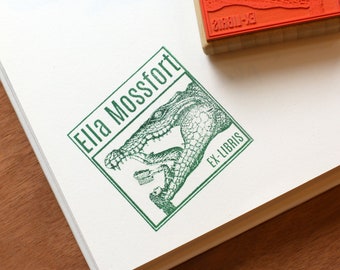 Personalisierter Ex-Libris-Stempel - Alligator und Frau, die Buchillustration - Benutzerdefinierter Bibliotheksnamenstempel - Cooler Bibliotheksstempel - Buchliebhaber-Geschenk