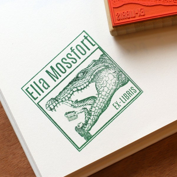 Personalisierter Ex-Libris-Stempel - Alligator und Frau, die Buchillustration - Benutzerdefinierter Bibliotheksnamenstempel - Cooler Bibliotheksstempel - Buchliebhaber-Geschenk