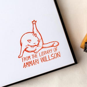 カスタム猫ブックスタンプ、グルーミング子猫の線画 | パーソナライズされた図書館ブックプレート