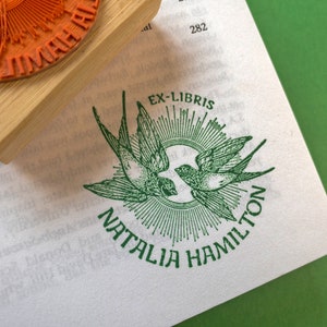 Sello de libro Ex Libris personalizado, dos golondrinas y rayos de sol, sello de goma de biblioteca personalizado, regalo de bibliófilo amante de los libros para él o ella