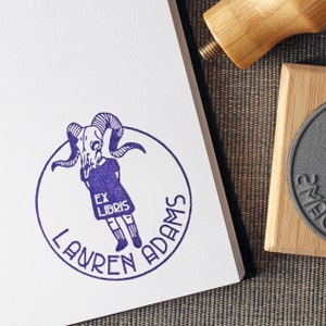 Individueller Buchstempel, Ram-Schädel-Mädchen, personalisierter Gothic-Library Stempel, Dark Academia Bookish Accessoires, Buchliebhaber Geschenkideen