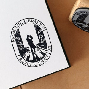 Benutzerdefinierte Retro Paar Bibliothek Stempel, Holz montiert Buch Stempel, Dark Academia, Bücherwurm Paar Hochzeit Stempel, Fifties Thema Buchzubehör