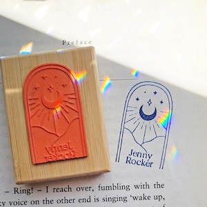 Buch Stempel mit Ihrem Namen, Personalisierter Halbmond und Sterne Esoterik Stempel, Personalisierte Bibliothek Stempel, Buchliebhaber Geschenk für Sie