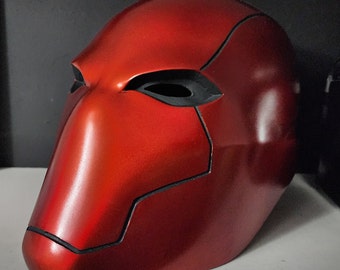 Casco de capucha roja