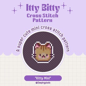 Könnte beinhalten: Ein violettes Kreuzstichmuster eines niedlichen braunen Katers mit rosa Ohren und einem weißen Gesicht. Das Muster trägt den Titel "Kitty Mini" und stammt von @Sleepingpixels.