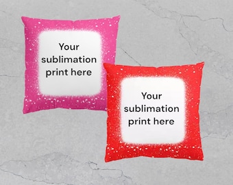 Op de afbeelding: Twee vierkante kussens met witte randen en rode en roze achtergronden. De kussens hebben de tekst "Your sublimation print here" erop.