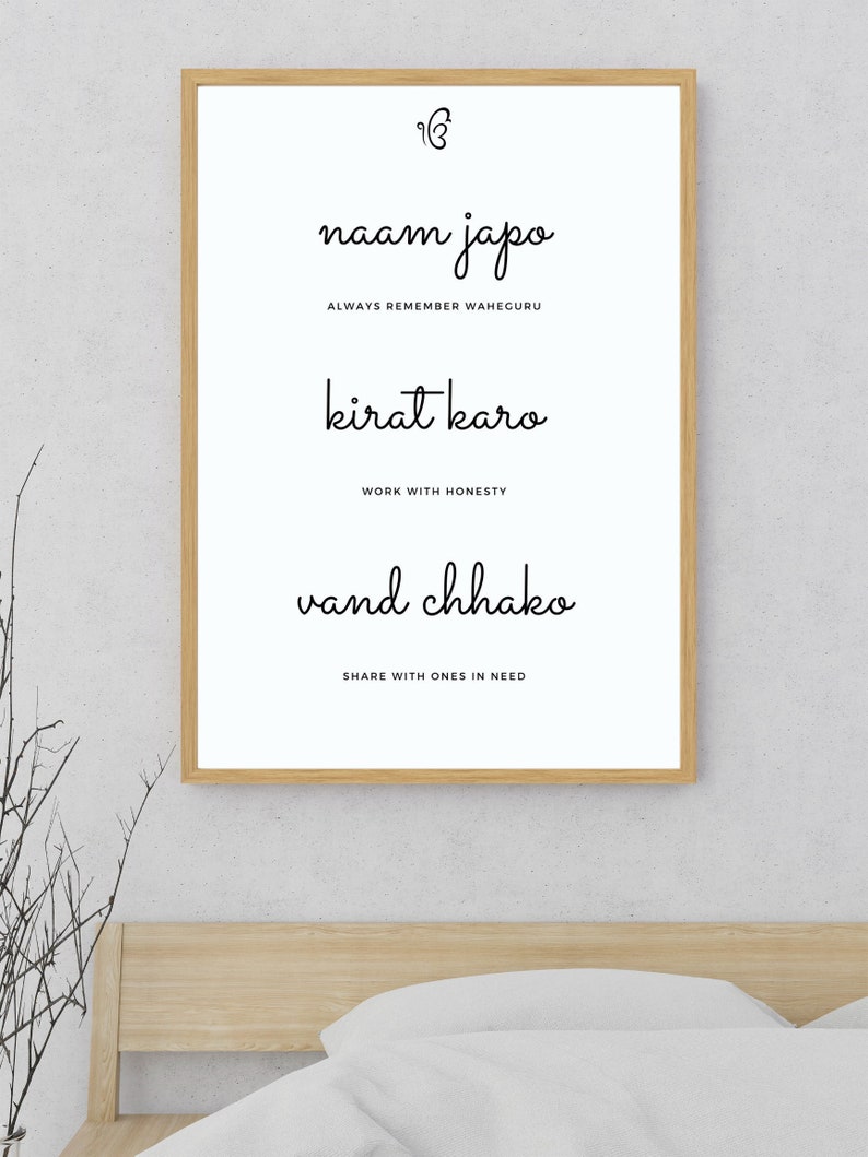 Puede incluir: Una impresi&oacute;n enmarcada con fondo blanco y texto negro. El texto dice "naam japo" "ALWAYS REMEMBER WAHEGURU" "kirat karo" "WORK WITH HONESTY" "vand chhako" "SHARE WITH ONES IN NEED".