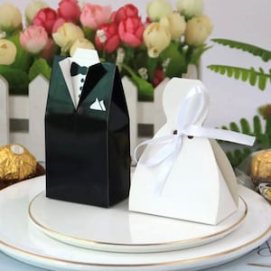 Sposa Sposo Bomboniera Bomboniera Regalo Borsa. Abito da sposa bianco con nastro di chiffon o opzione tie suit nero, pacchetto piatto e facile fai-da-te